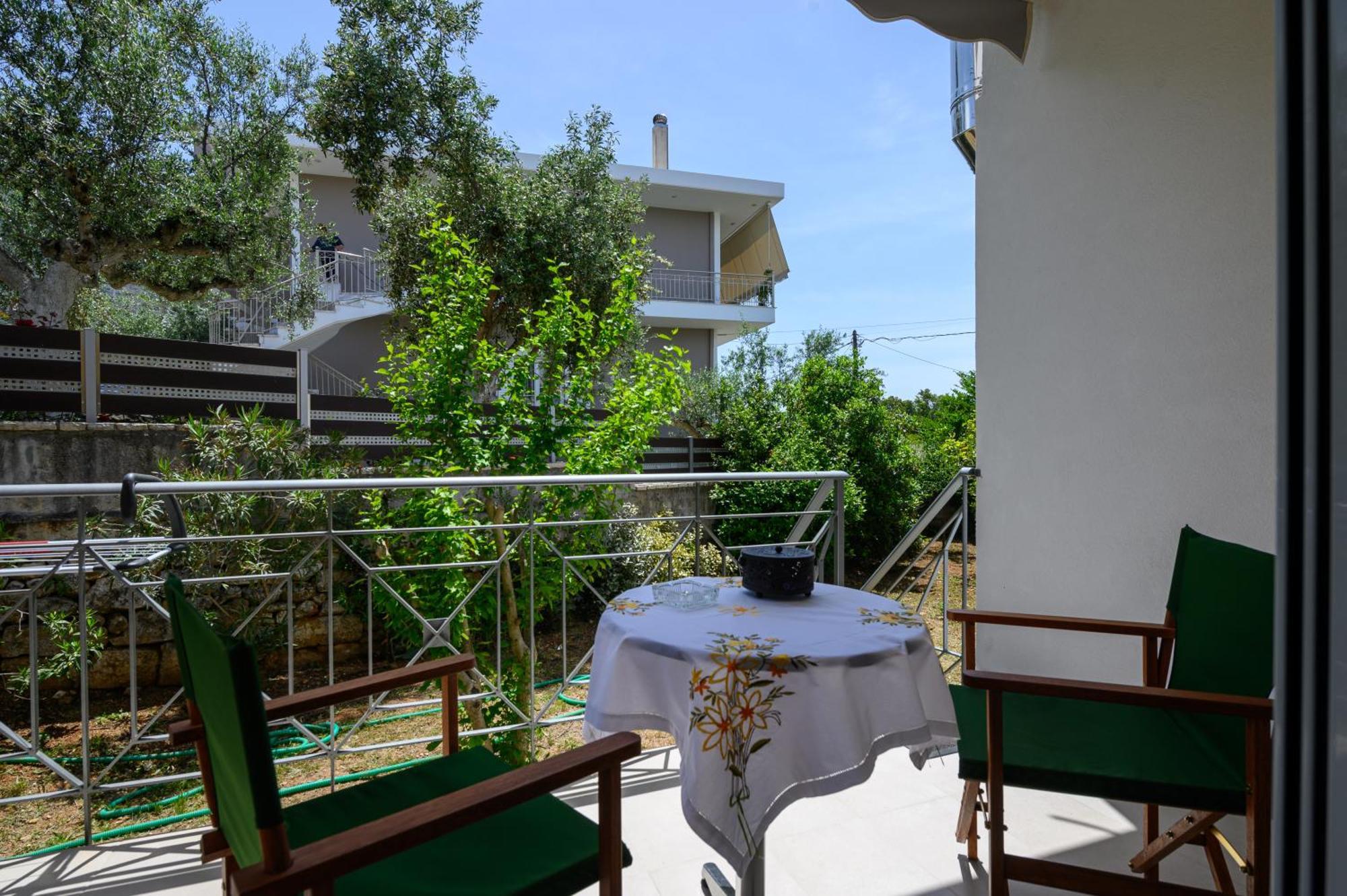 Chic Apartment In Nature, 5-Min Walk To The Beach Каламата Экстерьер фото